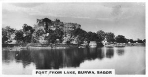 Fort depuis le lac, Burwa, Sagor, Inde, vers 1925