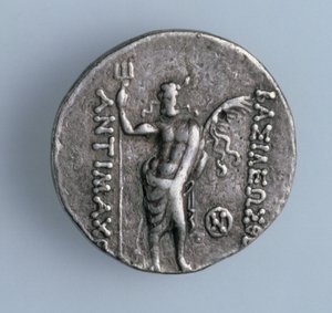 Pièce de quatre drachmes, revers représentant le dieu grec Poséidon représentant le dieu indien portant un trident Siva, du Royaume grec de Bactriane, 2e siècle av. J.-C. (argent)