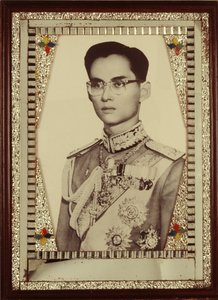 Portrait encadré du roi Bhumibol Adulyadej (photo N&B)