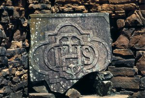 Symbole franco-maçonnique et initiales du Christ gravés sur une pierre, site des missions jésuites de San Ignacio Mini en Argentine, établi en 1611 (pierre) - Unbekannt