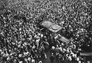 Foules françaises acclamant Pershing et Joffre, Hôtel Crillon, Paris, Première Guerre mondiale, 1917