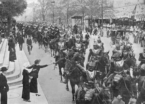 Cuirassiers français traversant les rues de Paris en route vers le front, 1914 - Unbekannt