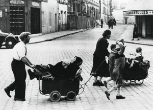 Réfugiés français rentrant chez eux après la chute de la France aux mains des Allemands, France, juillet 1940