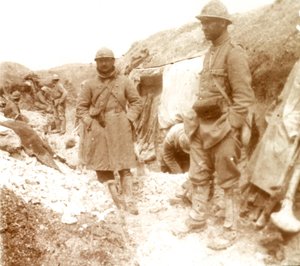Soldats français dans une tranchée allemande capturée, c1914-c1918 - Unbekannt