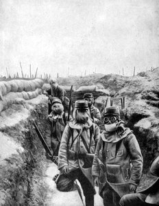 Soldats français avec des masques à gaz improvisés, 1915