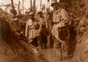 Soldats français dans la boue, Chemin des Dames, nord de la France, vers 1914-1918