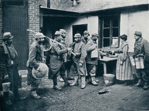 Soldats français revenant des tranchées faisant une halte pour se rafraîchir, vers 1914 - Unbekannt