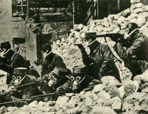Soldats français portant des masques à gaz, Première Guerre mondiale, vers 1915, vers 1920