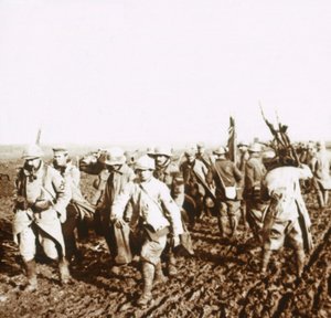 Soldats français avec des prisonniers allemands, vers 1914-1918