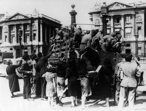 Vendeurs de rue français offrant des souvenirs à un camion de soldats allemands, Paris, 27 juillet 1940
