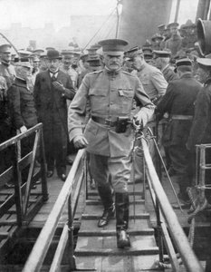 Le général John Joseph Black Jack Pershing arrivant à Boulogne, juin 1917, 1926