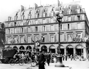 Les troupes françaises du général Leclerc dans le centre de Paris, août 1944
