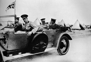 Général Sir John Maxwell, commandant des troupes égyptiennes, en voiture à travers un des camps, 1915 - Unbekannt