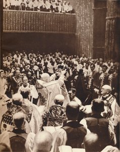 George VI couronné avec la couronne de Saint-Edouard le jour de son couronnement, 1937