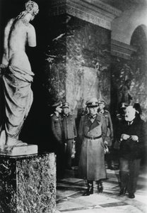 Le maréchal de camp allemand von Rundstedt visitant le Louvre, Paris occupé, octobre 1940