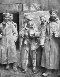 Prisonniers de guerre allemands avec leur ration de pain, 1915