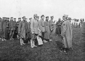 Prisonniers allemands capturés le 18 avril 1918 recevant les règles de leur captivité, France