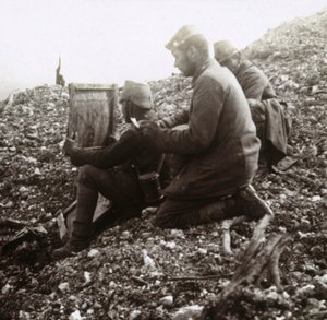 Signaleurs allemands devant la forteresse de Vaux, Verdun, nord de la France, c1914-c1918