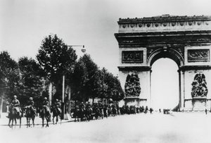 Soldats allemands marchant à travers Paris, 14 juin 1940