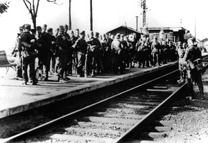 Soldats allemands sur un quai de gare en attente de transport, Paris, août 1940