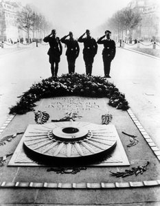 Soldats allemands saluant la tombe du Soldat inconnu, Paris, décembre 1940 - Unbekannt