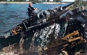 Char allemand traversant une rivière, Russie, 1941