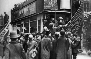 Monter dans un bus à Ludgate Hill, Londres, 1926-1927