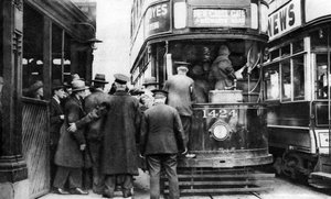 Monter dans un tramway à Blackfriars, Londres, 1926-1927