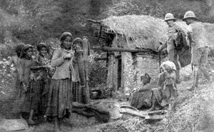 Filles et soldats britanniques, collines de Chakrata, Inde, 1917