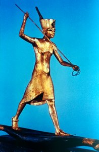 Figure en or du roi Toutankhamon debout sur un bateau en roseau et harponnant des poissons, XIVe siècle av. J.-C. - Unbekannt