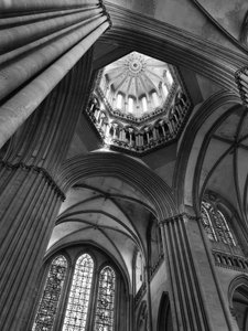 Art gothique : croisée du transept et vue de la tour lanterne. 1250 Cathédrale Notre-Dame de Coutances (Manche)