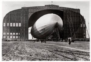 Graf Zeppelin attaché au mât d