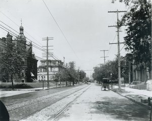 Grand Avenue au nord de Washington Avenue. Troisième Église Baptiste à droite. University Club à gauche, anciennement résidence de George W. Allen.
