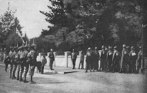 Les Grenadiers de la Garde avec leurs nouveaux chapeaux relevant la garde au quartier général de Lord Roberts, Pretoria