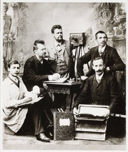 Groupe de photographes et assistants avec équipement