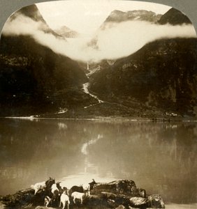 Glacier Grytereids scintillant au-dessus des nuages dérivants, au-dessus du lac Olden paisible, Norvège, vers 1905 - Unbekannt