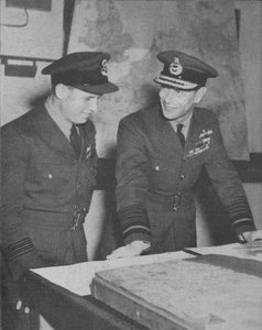 Sa Majesté le Roi apprend les détails du raid de la R.A.F. sur les barrages de la Ruhr le 17 mai 1943, 1943-44