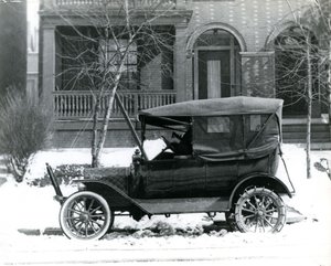 Hermann von Schrenk dans une Ford de 1916 devant sa maison au 4139 McPherson, St. Louis, Mo - Unbekannt