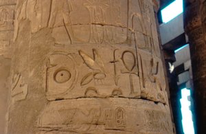 Hiéroglyphes gravés sur une colonne au temple de Karnak, Égypte, vers 14e-13e siècle av. J.-C. - Unbekannt