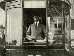 Sa Majesté conduisant un tramway dans les rues de Glasgow..., 1924, 1937