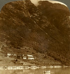 Ferme de Hogrending, nichée au pied des montagnes, sur la rive est du lac Loen, Norvège, vers 1905