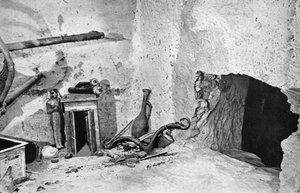 Trou fait par des voleurs pour accéder à la tombe de Toutankhamon, Égypte, 1933-1934