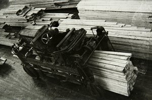 Dans une usine de menuiserie, Russie, années 1950