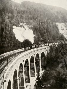 Dans la vallée de Semmering, Autriche. Un train de marchandises traversant le viaduc courbé de Gamperl, 1935-36 - Unbekannt