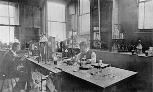 Laboratoire industriel chez Thomas Firth & Sons Norfolk Works, Sheffield, vers 1900