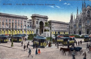 Italie, Milan : tramways sur la Piazza del Duomo et Arc de Triomphe entre la galerie Victor Emmanuel - Carte postale fin XIXe-XXe siècle