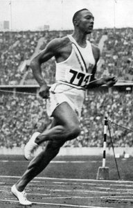 Jesse Owens à la fin du 100m aux Jeux Olympiques de Berlin, 1936 - Unbekannt