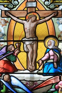 Jésus-Christ sur la croix. Vitrail. Sanctuaire de Notre-Dame de la Salette, La Salette-Fallavaux, France - Unbekannt