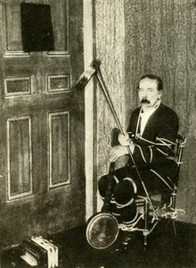 John Nevil Maskelyne réalise une illusion de cabinet spirituel, vers 1910 - Unbekannt