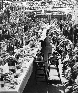 Fête du thé du jubilé pour les enfants à Orville Road, Battersea, Londres, 1935